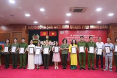 Thiếu tướng Ngô Hoài Thu trao giải A cho các tác giả, nhóm tác giả.