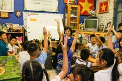 Các bạn nhỏ hào hứng tương tác tại không gian CLB Đọc sách cùng con.