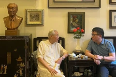 Ngoài sáng tác, họa sĩ Quỳnh Thơm (bên phải) dành nhiều thời gian tìm hiểu về văn hóa truyền thống của dân tộc.