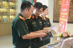 Các đại biểu tham quan khu vực trưng bày Bộ sách kỷ niệm 80 năm Cách mạng Tháng Tám và Quốc khánh 2/9.