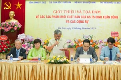 Buổi tọa đàm đã giới thiệu nhiều tác phẩm công phu của Giáo sư, Tiến sĩ Đinh Xuân Dũng và các cộng sự.