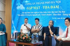 Đại tá Nguyễn Thành Long - Phó Giám đốc Công an Thành phố Hà Nội (thứ hai từ trái qua) chia sẻ tại buổi gặp mặt, tọa đàm.