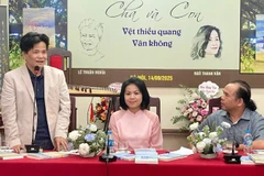 Hai tác giả (bên trái) tại buổi giao lưu và ra mắt sách.