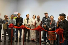 Các nghệ sĩ phát biểu cảm nghĩ tại triển lãm chung.