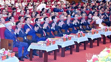 Tổng Bí thư Tô Lâm, Chủ tịch nước Lương Cường, Thủ tướng Chính phủ Phạm Minh Chính, Chủ tịch Quốc hội Trần Thanh Mẫn cùng các đồng chí lãnh đạo, nguyên lãnh đạo Đảng, Nhà nước dự buổi lễ. (Ảnh ĐĂNG KHOA) 