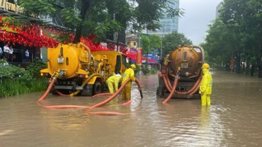 Xí nghiệp Thoát nước số 4 tăng cường xe hút cùng 2 xe của Xí nghiệp Thi công cơ giới phục vụ điểm ngập 165 Thái Hà.