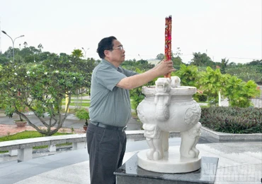 Thủ tướng Chính phủ Phạm Minh Chính dâng hương tại Nghĩa trang liệt sĩ tỉnh An Giang. (Ảnh: Thanh Giang)