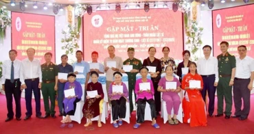 Trao tặng quà tặng các Mẹ Việt Nam Anh hùng.