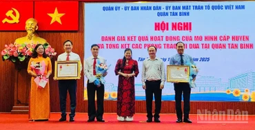 Ban Tuyên giáo và Dân vận Quận ủy và đồng chí Phan Văn Quang, Trưởng Phòng Giáo dục và Đào tạo quận Tân Bình nhận Huân chương Lao động hạng Nhì.