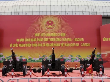 Dàn pháo lễ sẵn sàng "khai hỏa" cho buổi tổng hợp thứ 2 tại sân vận động quốc gia Mỹ Đình. (Ảnh: VĂN THỊNH)