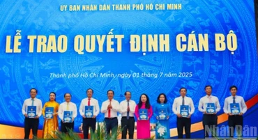 Ủy ban nhân dân Thành phố đã công bố và trao 151 quyết định bổ nhiệm Giám đốc, Phó Giám đốc các sở, ngành là cơ quan chuyên môn của Thành phố.