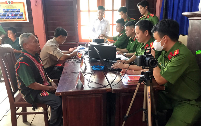 Công an xã Hòa Bắc tăng ca làm căn cước công dân cho đồng bào dân tộc Cơ Tu.