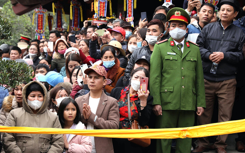 Lực lượng công an làm nhiệm vụ bảo đảm an ninh trật tự tại lễ hội chùa Hương Xuân Quý Mão 2023. (Ảnh MINH HÀ)