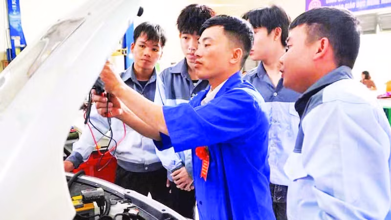 Lớp dạy kỹ thuật sửa chữa ô-tô tại Trường cao đẳng Kon Tum.