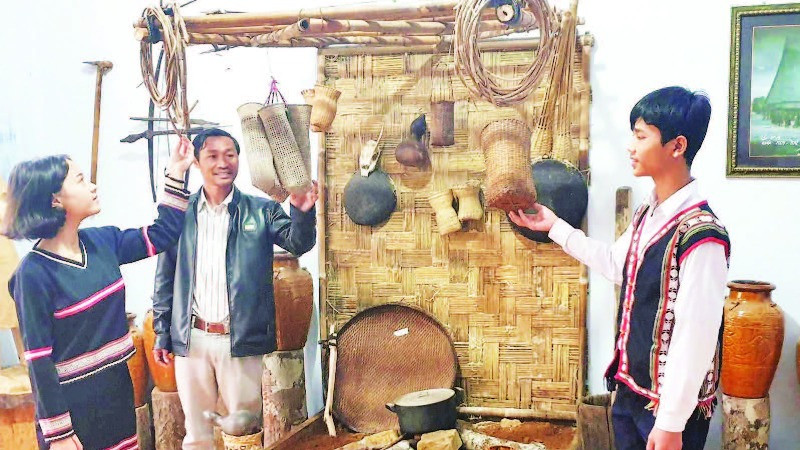 Trang phục truyền thống gắn bó với các em học sinh tại Kon Tum từ nhà trường đến các hoạt động văn hóa.