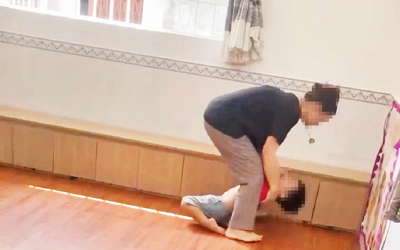 Hình ảnh một giáo viên cơ sở mẫu giáo Tí Bo (phường Linh Đông, thành phố Thủ Đức) có dấu hiệu bạo hành học sinh trong lớp học.