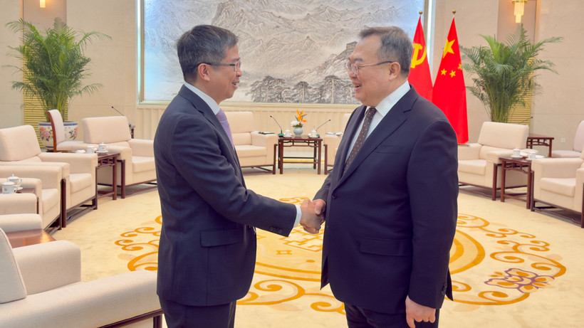 Đại sứ Việt Nam tại Trung Quốc Phạm Thanh Bình và Trưởng Ban Liên lạc Đối ngoại Trung ương Đảng Cộng sản Trung Quốc Lưu Kiến Siêu.