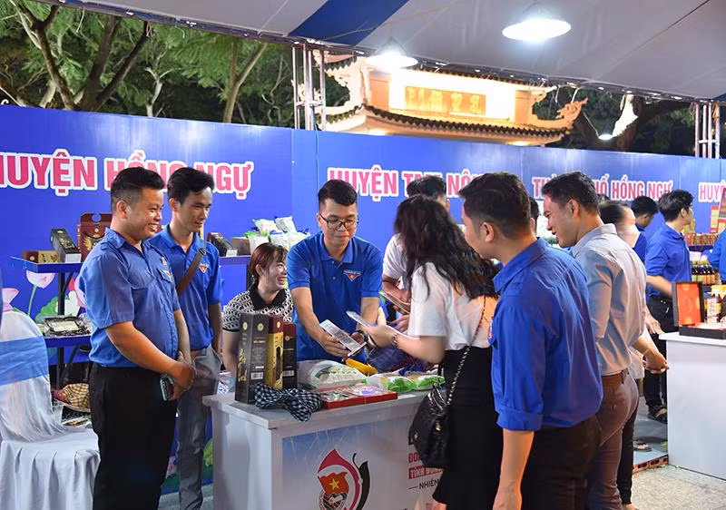 Các bạn trẻ ở Đồng Tháp tham gia phiên chợ khởi nghiệp dùng nền tảng số, giao dịch không dùng tiền mặt. (Ảnh: HỮU NGHĨA)