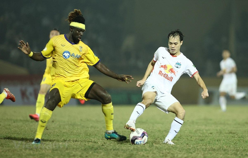 Trận đấu giữa Hoàng Anh Gia Lai và Sông Lam Nghệ An. Ảnh: Vietnam+