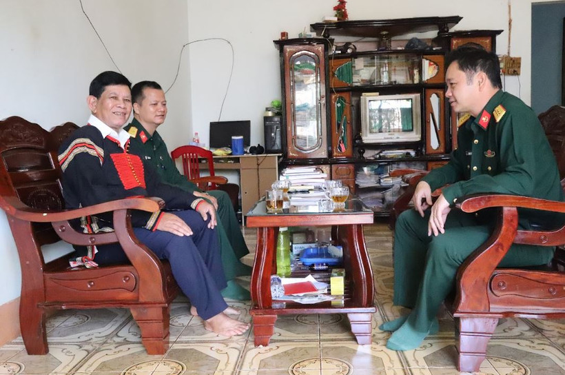 Cán bộ Lữ đoàn Đặc công 198 xuống nhà dân tuyên truyền, vận động chấp hành chủ trương, đường lối của Đảng, chính sách, pháp luật của Nhà nước.