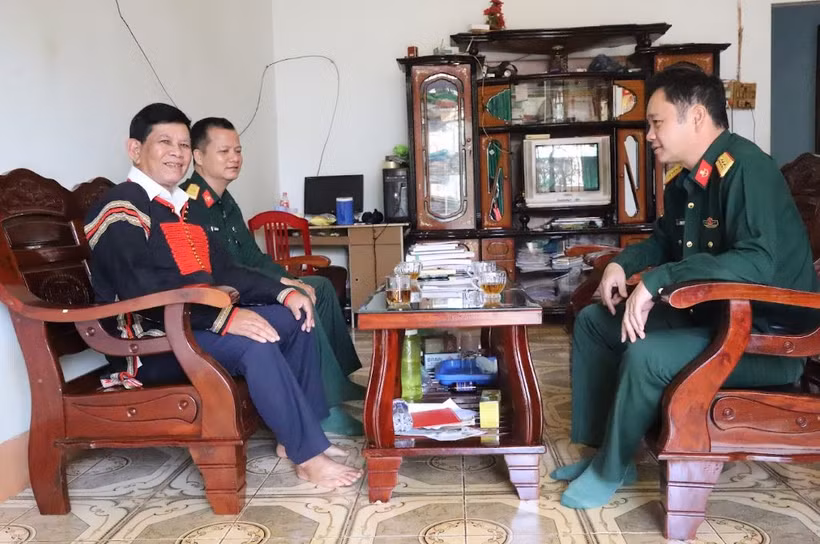 Cán bộ Lữ đoàn Đặc công 198 xuống nhà dân tuyên truyền, vận động chấp hành chủ trương, đường lối của Đảng, chính sách, pháp luật của Nhà nước.