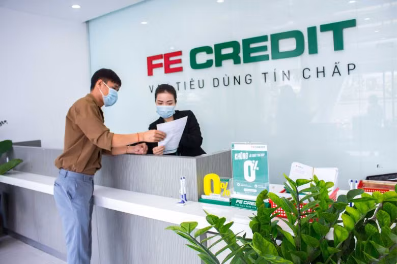 Khách hàng giao dịch tại điểm giới thiệu dịch vụ của FE Credit.