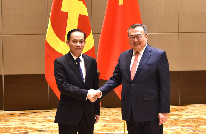 Đồng chí Lê Hoài Trung và đồng chí Lưu Kiến Siêu trước hội đàm. 