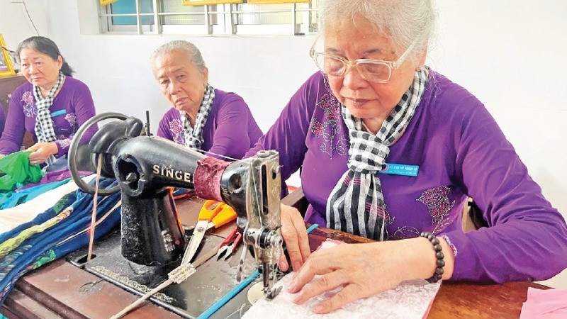 Hoạt động may chăn, quần áo trẻ em tặng gia đình chính sách, hộ nghèo của Tổ Phụ nữ nhân ái.