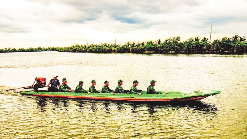 Cán bộ, chiến sĩ Đồn Biên phòng Phú Mỹ (Bộ đội Biên phòng Kiên Giang) tuần tra biên giới.