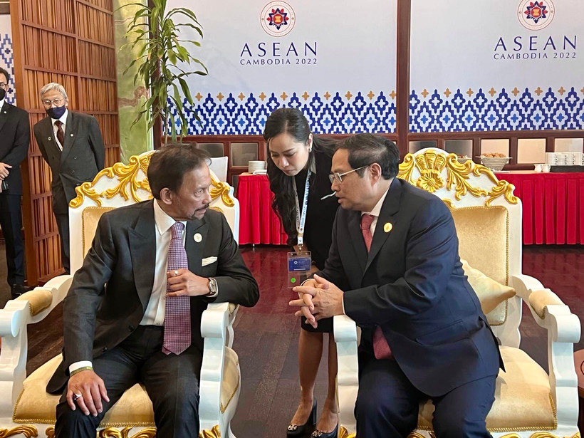 Thủ tướng Phạm Minh Chính và Quốc vương Brunei Hassanal Bolkiah trong cuộc gặp chiều 10/11/2022, tại thủ đô Phnom Penh, Campuchia. (Ảnh:TTXVN)