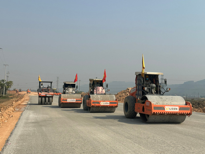 Thi công trên công trường quốc lộ 45-Nghi Sơn.