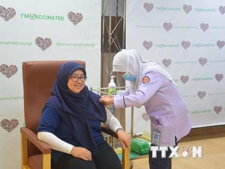 Tiêm vaccine ngừa Covid-19 cho một nhân viên y tế tại Bandar Seri Begawan, Brunei ngày 3/4/2021. (Ảnh: THX/TTXVN)