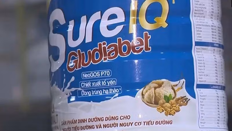 Một hộp sữa được Công an xác định là giả trong vụ án. (Ảnh: VTV)