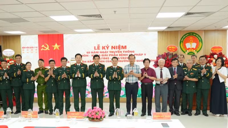 Các đại biểu chụp ảnh chung tại lễ kỷ niệm. 