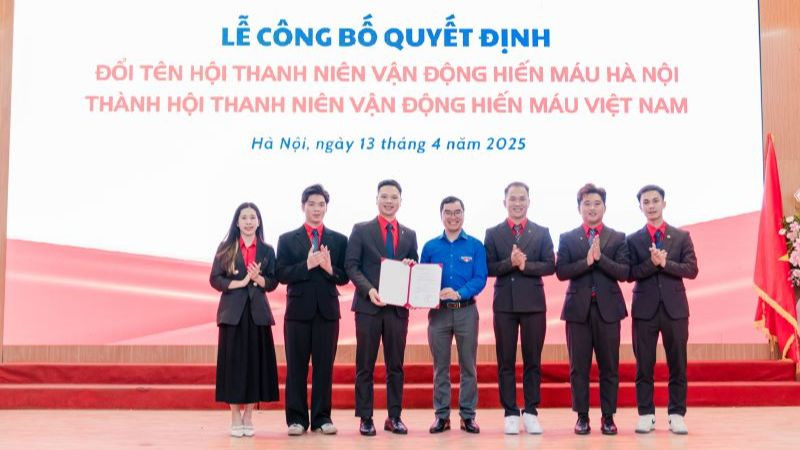 Đại diện Hội Thanh niên vận động hiến máu Hà Nội nhận quyết định đổi tên thành Hội Thanh niên vận động hiến máu Việt Nam.