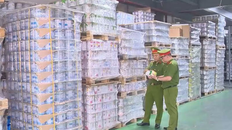 Bộ Công an triệt phá đường dây sản xuất, buôn bán sữa bột giả với số lượng cực lớn trên địa bàn Hà Nội và các tỉnh lân cận. (Ảnh: VTV)