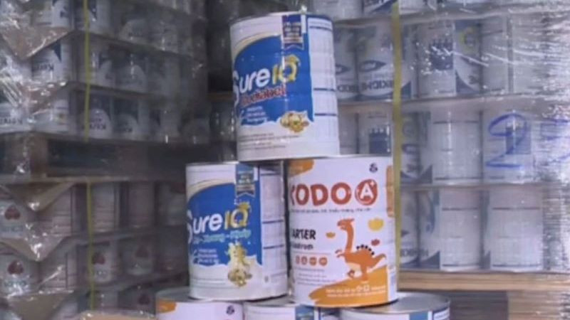 Nhiều sản phẩm sữa giả được phát hiện. (Ảnh: VTV)