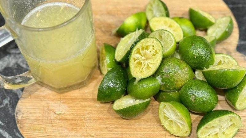 Nhiều người chia sẻ cách uống nước cốt chanh buổi sáng để chữa bệnh. (Ảnh minh họa)