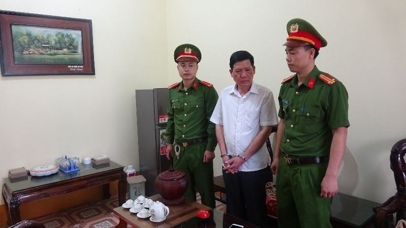 Lực lượng công an bắt ông Nguyễn Văn Quang. (Ảnh Công an Bắc Giang)