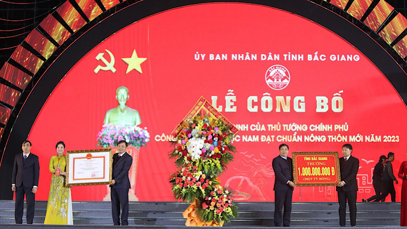 Huyện Lục Nam (Bắc Giang) đón nhận quyết định công nhận đạt chuẩn nông thôn mới.