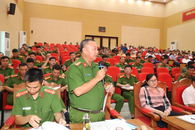 Đại diện Công an tỉnh Bắc Giang trả lời các doanh nghiệp.