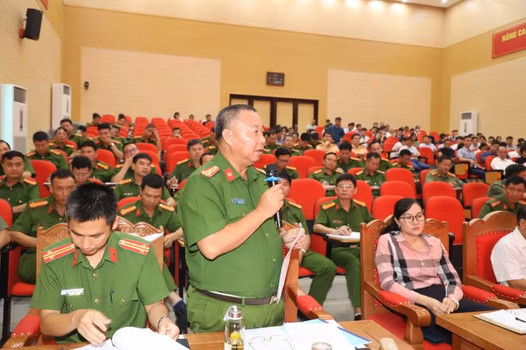 Đại diện Công an tỉnh Bắc Giang trả lời các doanh nghiệp.