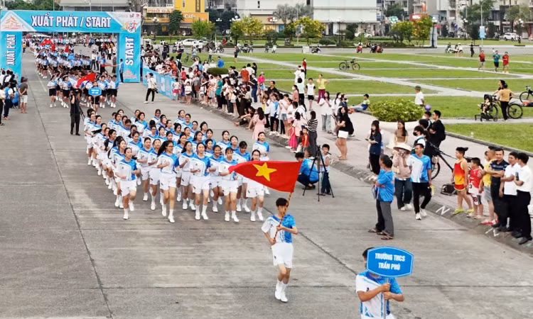 Các đội chạy tập thể xuất phát.