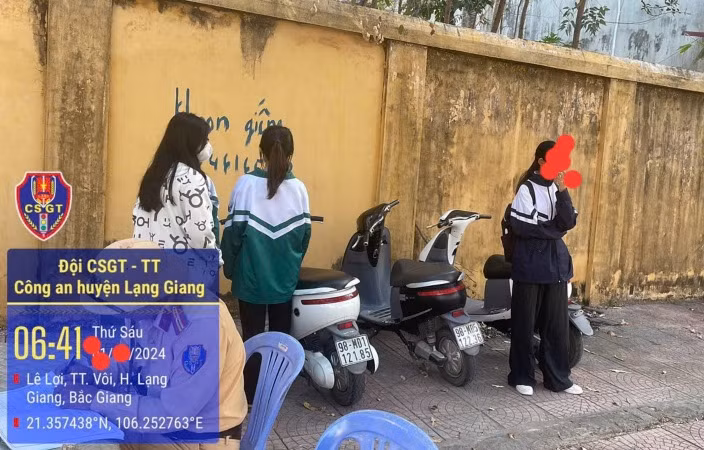 Nhiều em học sinh ở Lạng Giang đi xe máy điện không đội mũ bảo hiểm.