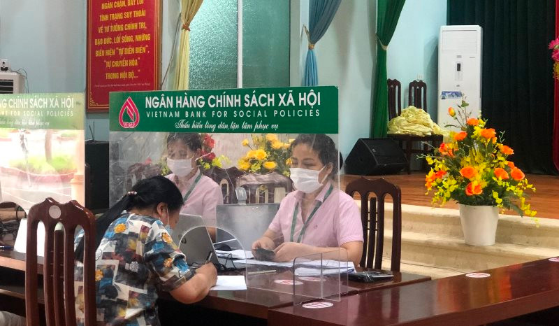 Người dân đến làm thủ tục vay vốn tại Ngân hàng chính sách tỉnh Bắc Giang.