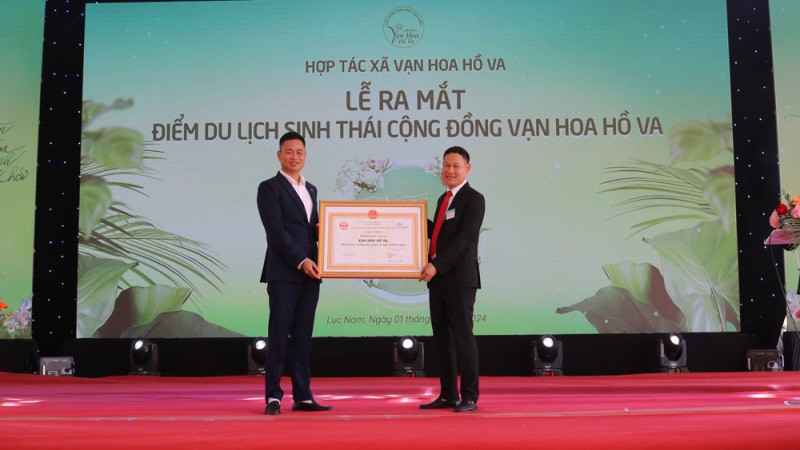 Trao Giấy chứng nhận điểm du lịch Vạn Hoa hồ Va.