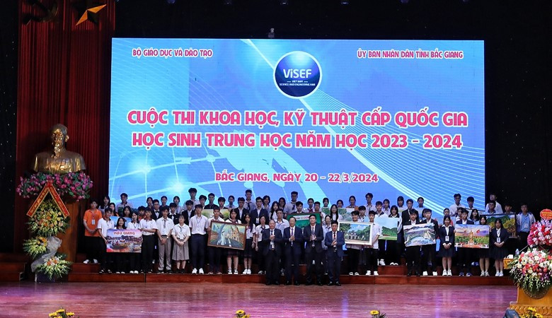 Đại diện các đội dự thi ra mắt tại Lễ khai mạc.