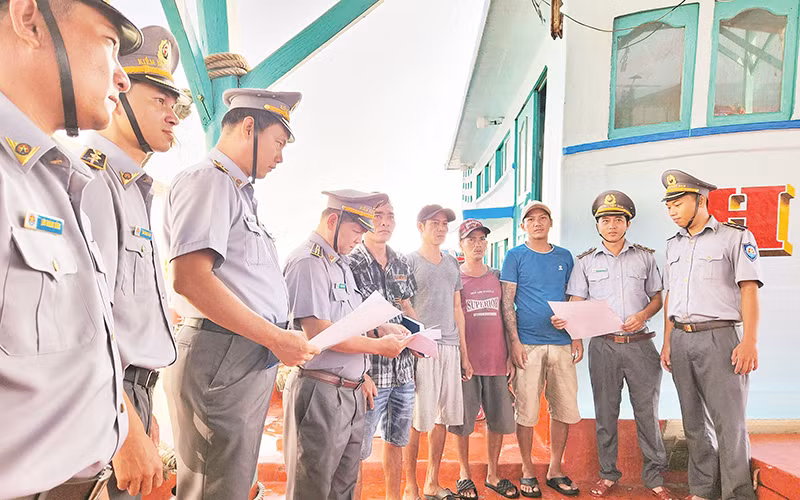 Lực lượng kiểm ngư Kiên Giang tuyên truyền về chống khai thác IUU cho các chủ tàu cá. 