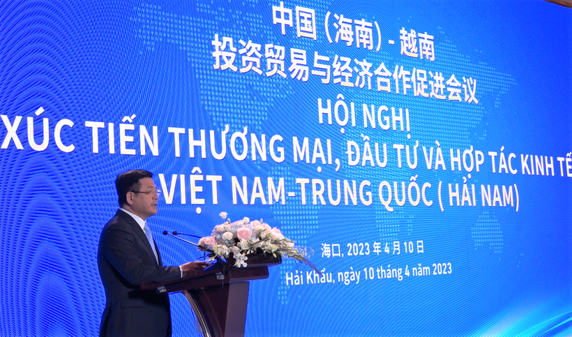 Bộ trưởng Nguyễn Hồng Diên phát biểu tại Hội nghị Xúc tiến thương mại, Đầu tư và Hợp tác kinh tế Việt Nam-Trung Quốc (Hải Nam). (Ảnh: HỒ QUÂN)