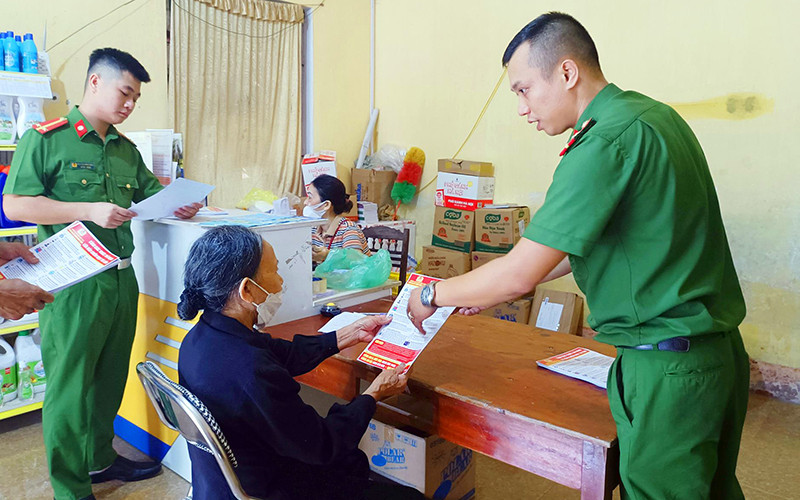 Công an huyện Đức Thọ (Hà Tĩnh) tuyên truyền cho người dân nâng cao ý thức cảnh giác với thủ đoạn của tội phạm lừa đảo chiếm đoạt tài sản qua mạng. (Ảnh NAM THẮNG)